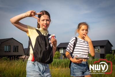 In Elburg konden de deelnemers aan de avondvierdaagse weer volop genieten van het prachtige wandelweer. - © NWVFoto.nl