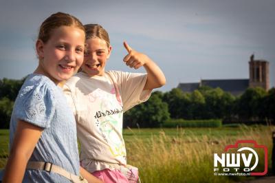In Elburg konden de deelnemers aan de avondvierdaagse weer volop genieten van het prachtige wandelweer. - © NWVFoto.nl