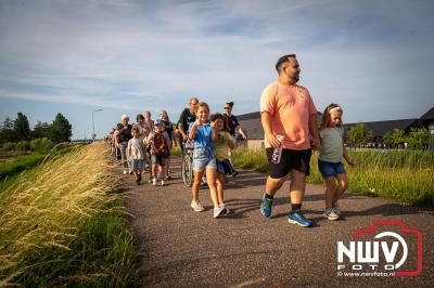 In Elburg konden de deelnemers aan de avondvierdaagse weer volop genieten van het prachtige wandelweer. - © NWVFoto.nl