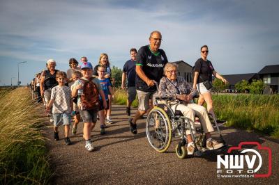 In Elburg konden de deelnemers aan de avondvierdaagse weer volop genieten van het prachtige wandelweer. - © NWVFoto.nl