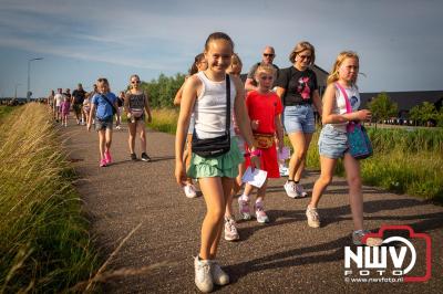 In Elburg konden de deelnemers aan de avondvierdaagse weer volop genieten van het prachtige wandelweer. - © NWVFoto.nl
