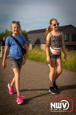 In Elburg konden de deelnemers aan de avondvierdaagse weer volop genieten van het prachtige wandelweer. - © NWVFoto.nl