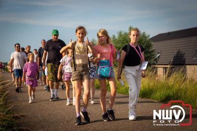 In Elburg konden de deelnemers aan de avondvierdaagse weer volop genieten van het prachtige wandelweer. - © NWVFoto.nl