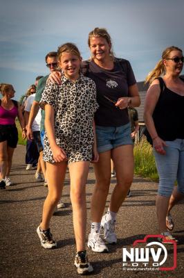 In Elburg konden de deelnemers aan de avondvierdaagse weer volop genieten van het prachtige wandelweer. - © NWVFoto.nl