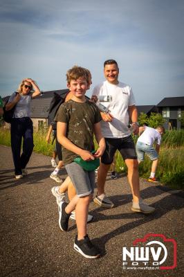In Elburg konden de deelnemers aan de avondvierdaagse weer volop genieten van het prachtige wandelweer. - © NWVFoto.nl