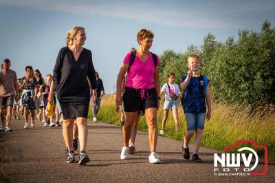 In Elburg konden de deelnemers aan de avondvierdaagse weer volop genieten van het prachtige wandelweer. - © NWVFoto.nl