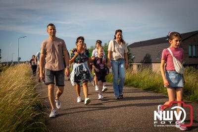 In Elburg konden de deelnemers aan de avondvierdaagse weer volop genieten van het prachtige wandelweer. - © NWVFoto.nl
