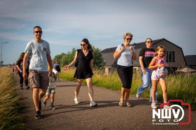 In Elburg konden de deelnemers aan de avondvierdaagse weer volop genieten van het prachtige wandelweer. - © NWVFoto.nl