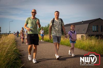 In Elburg konden de deelnemers aan de avondvierdaagse weer volop genieten van het prachtige wandelweer. - © NWVFoto.nl