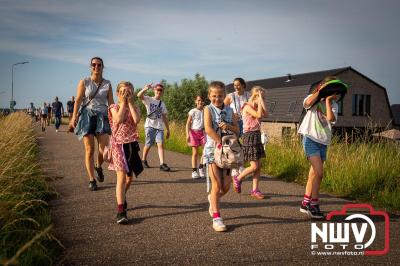 In Elburg konden de deelnemers aan de avondvierdaagse weer volop genieten van het prachtige wandelweer. - © NWVFoto.nl