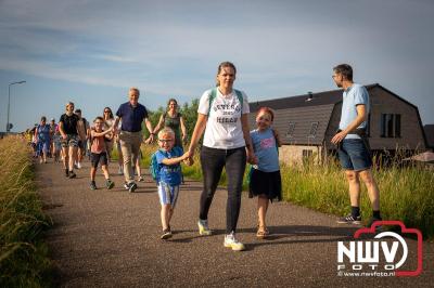 In Elburg konden de deelnemers aan de avondvierdaagse weer volop genieten van het prachtige wandelweer. - © NWVFoto.nl