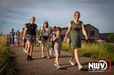 In Elburg konden de deelnemers aan de avondvierdaagse weer volop genieten van het prachtige wandelweer. - © NWVFoto.nl