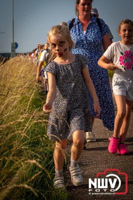 In Elburg konden de deelnemers aan de avondvierdaagse weer volop genieten van het prachtige wandelweer. - © NWVFoto.nl