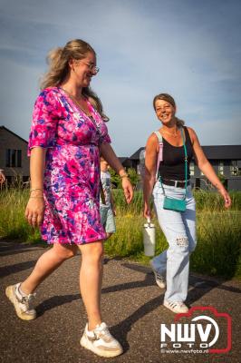 In Elburg konden de deelnemers aan de avondvierdaagse weer volop genieten van het prachtige wandelweer. - © NWVFoto.nl