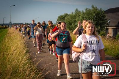 In Elburg konden de deelnemers aan de avondvierdaagse weer volop genieten van het prachtige wandelweer. - © NWVFoto.nl