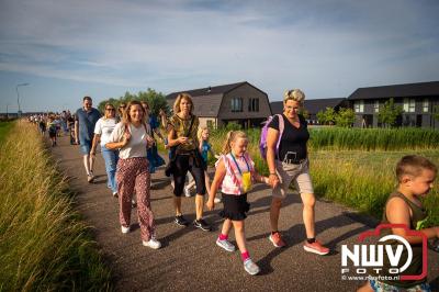 In Elburg konden de deelnemers aan de avondvierdaagse weer volop genieten van het prachtige wandelweer. - © NWVFoto.nl
