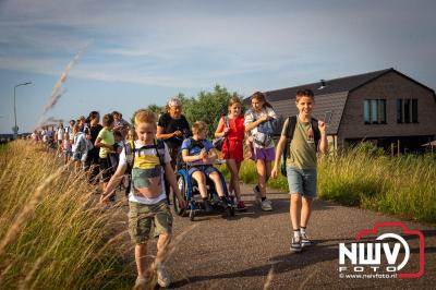 In Elburg konden de deelnemers aan de avondvierdaagse weer volop genieten van het prachtige wandelweer. - © NWVFoto.nl