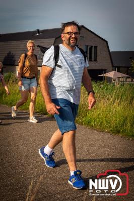 In Elburg konden de deelnemers aan de avondvierdaagse weer volop genieten van het prachtige wandelweer. - © NWVFoto.nl