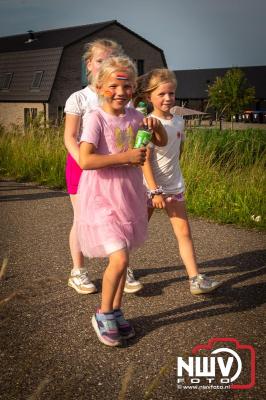 In Elburg konden de deelnemers aan de avondvierdaagse weer volop genieten van het prachtige wandelweer. - © NWVFoto.nl