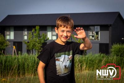 In Elburg konden de deelnemers aan de avondvierdaagse weer volop genieten van het prachtige wandelweer. - © NWVFoto.nl