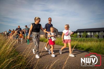 In Elburg konden de deelnemers aan de avondvierdaagse weer volop genieten van het prachtige wandelweer. - © NWVFoto.nl