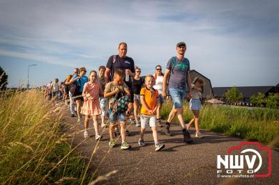In Elburg konden de deelnemers aan de avondvierdaagse weer volop genieten van het prachtige wandelweer. - © NWVFoto.nl