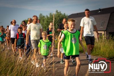 In Elburg konden de deelnemers aan de avondvierdaagse weer volop genieten van het prachtige wandelweer. - © NWVFoto.nl