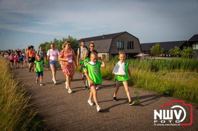 In Elburg konden de deelnemers aan de avondvierdaagse weer volop genieten van het prachtige wandelweer. - © NWVFoto.nl