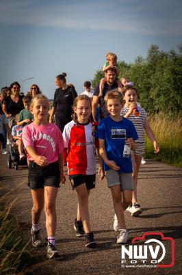 In Elburg konden de deelnemers aan de avondvierdaagse weer volop genieten van het prachtige wandelweer. - © NWVFoto.nl