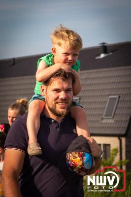 In Elburg konden de deelnemers aan de avondvierdaagse weer volop genieten van het prachtige wandelweer. - © NWVFoto.nl