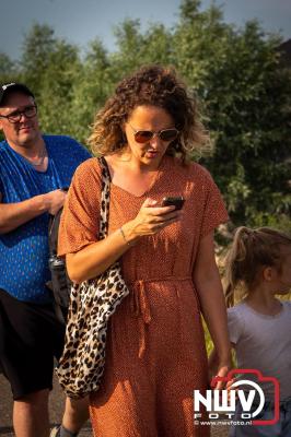 In Elburg konden de deelnemers aan de avondvierdaagse weer volop genieten van het prachtige wandelweer. - © NWVFoto.nl