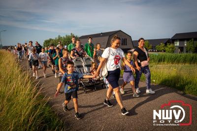 In Elburg konden de deelnemers aan de avondvierdaagse weer volop genieten van het prachtige wandelweer. - © NWVFoto.nl
