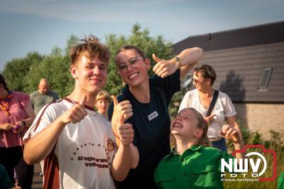 In Elburg konden de deelnemers aan de avondvierdaagse weer volop genieten van het prachtige wandelweer. - © NWVFoto.nl