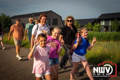 In Elburg konden de deelnemers aan de avondvierdaagse weer volop genieten van het prachtige wandelweer. - © NWVFoto.nl