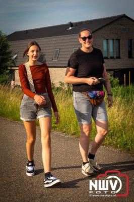 In Elburg konden de deelnemers aan de avondvierdaagse weer volop genieten van het prachtige wandelweer. - © NWVFoto.nl