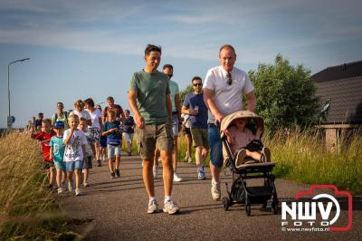 In Elburg konden de deelnemers aan de avondvierdaagse weer volop genieten van het prachtige wandelweer. - © NWVFoto.nl