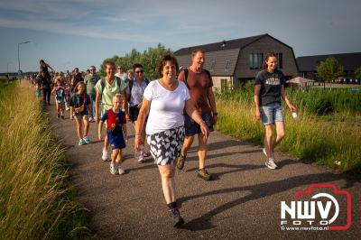 In Elburg konden de deelnemers aan de avondvierdaagse weer volop genieten van het prachtige wandelweer. - © NWVFoto.nl