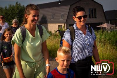 In Elburg konden de deelnemers aan de avondvierdaagse weer volop genieten van het prachtige wandelweer. - © NWVFoto.nl