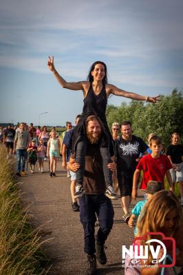 In Elburg konden de deelnemers aan de avondvierdaagse weer volop genieten van het prachtige wandelweer. - © NWVFoto.nl