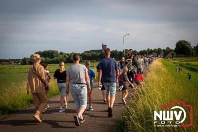 In Elburg konden de deelnemers aan de avondvierdaagse weer volop genieten van het prachtige wandelweer. - © NWVFoto.nl