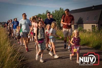 In Elburg konden de deelnemers aan de avondvierdaagse weer volop genieten van het prachtige wandelweer. - © NWVFoto.nl