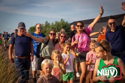 In Elburg konden de deelnemers aan de avondvierdaagse weer volop genieten van het prachtige wandelweer. - © NWVFoto.nl