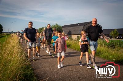 In Elburg konden de deelnemers aan de avondvierdaagse weer volop genieten van het prachtige wandelweer. - © NWVFoto.nl