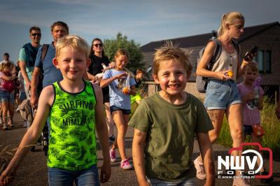 In Elburg konden de deelnemers aan de avondvierdaagse weer volop genieten van het prachtige wandelweer. - © NWVFoto.nl