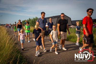 In Elburg konden de deelnemers aan de avondvierdaagse weer volop genieten van het prachtige wandelweer. - © NWVFoto.nl