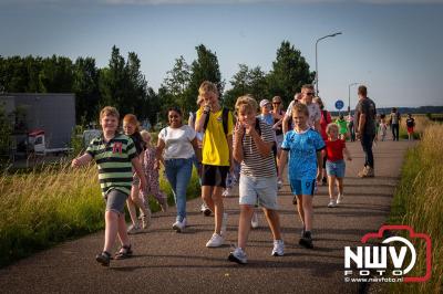 In Elburg konden de deelnemers aan de avondvierdaagse weer volop genieten van het prachtige wandelweer. - © NWVFoto.nl