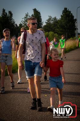 In Elburg konden de deelnemers aan de avondvierdaagse weer volop genieten van het prachtige wandelweer. - © NWVFoto.nl