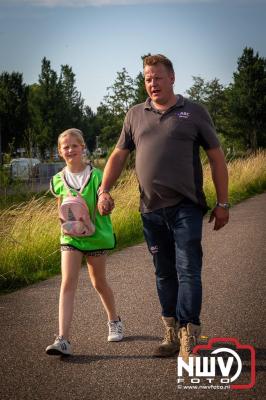 In Elburg konden de deelnemers aan de avondvierdaagse weer volop genieten van het prachtige wandelweer. - © NWVFoto.nl