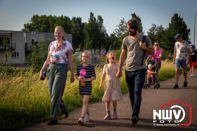 In Elburg konden de deelnemers aan de avondvierdaagse weer volop genieten van het prachtige wandelweer. - © NWVFoto.nl