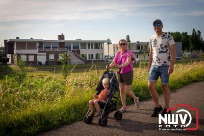 In Elburg konden de deelnemers aan de avondvierdaagse weer volop genieten van het prachtige wandelweer. - © NWVFoto.nl
